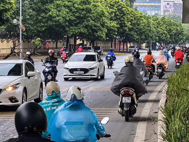 Sáng đầu tuần, đường phố Hà Nội lại ngập sau mưa lớn, có đoạn ngập dài 2km - Ảnh 10.