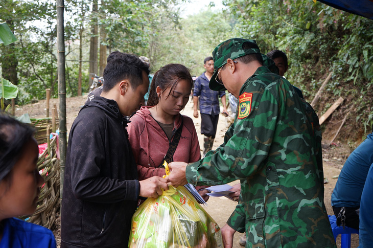 Tột cùng nỗi đau anh công nhân mất 5 người thân vì sạt lở, đám tang làm bên chuồng trâu - Ảnh 5.