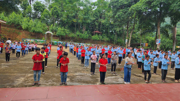 Buổi học đầu tiên sau bão lũ của 100 học sinh khu Làng Nủ - Ảnh 1.