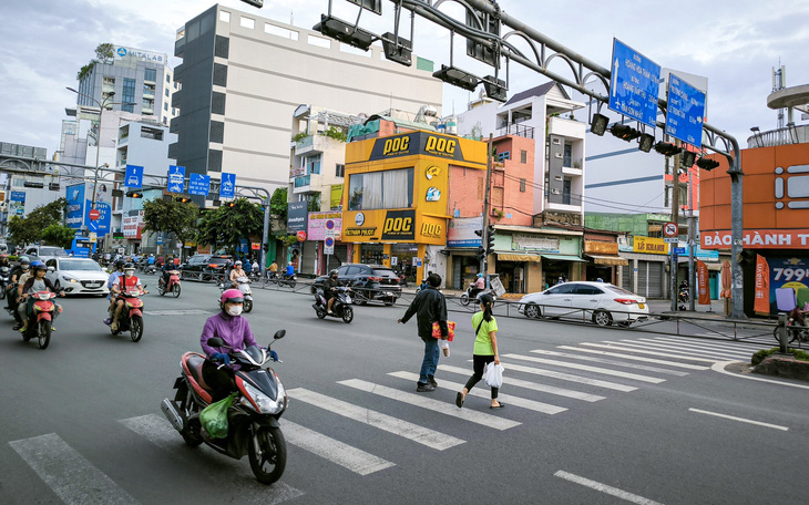 Trồng lại cây xanh sau khi xây xong hầm chui Trần Quốc Hoàn ở cửa ngõ Tân Sơn Nhất - Ảnh 3.