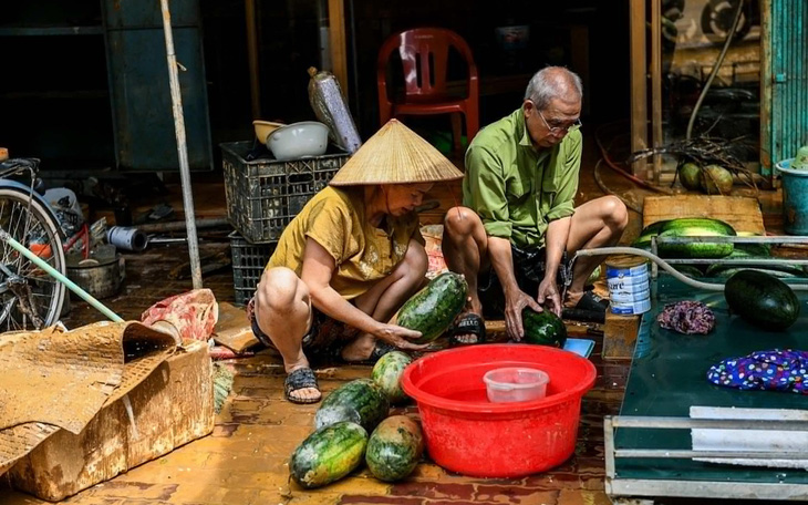 Nhật Bản dự báo ngày mai áp thấp nhiệt đới vào Biển Đông thành bão số 4 - Ảnh 2.