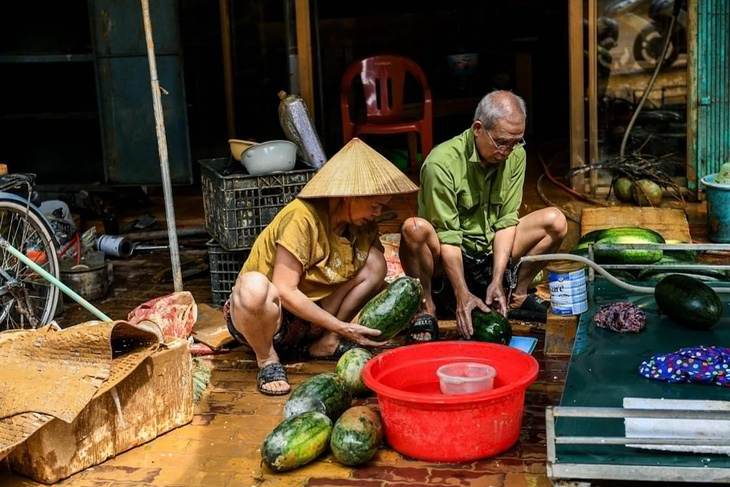 Nguy cơ dịch bệnh bùng phát sau mưa lũ - Ảnh 1.