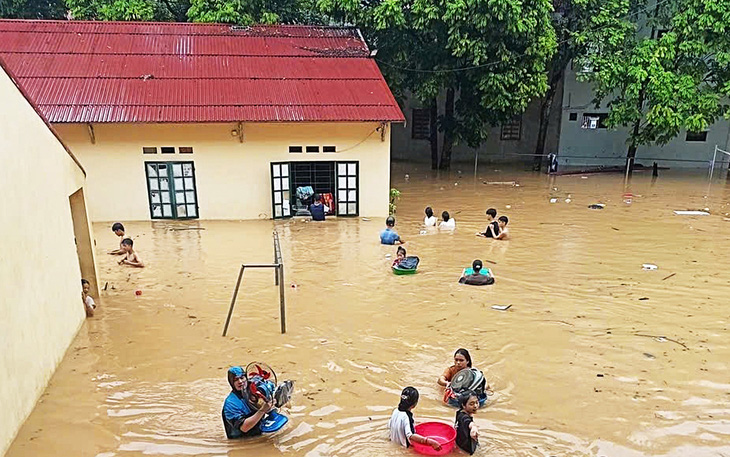 Thầy cô giáo gác việc nhà, lo việc trường lớp - Ảnh 4.