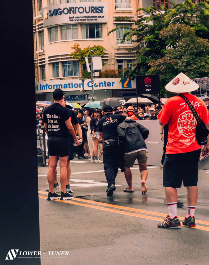 Những hình ảnh xấu trong Gumball 3000 ở Việt Nam: Trèo rào, chặn đầu, đập kính, xô xát - Ảnh 11.