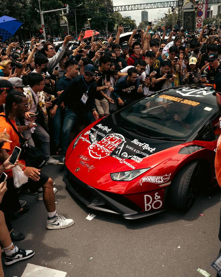 Những hình ảnh xấu trong Gumball 3000 ở Việt Nam: Trèo rào, chặn đầu, đập kính, xô xát - Ảnh 3.