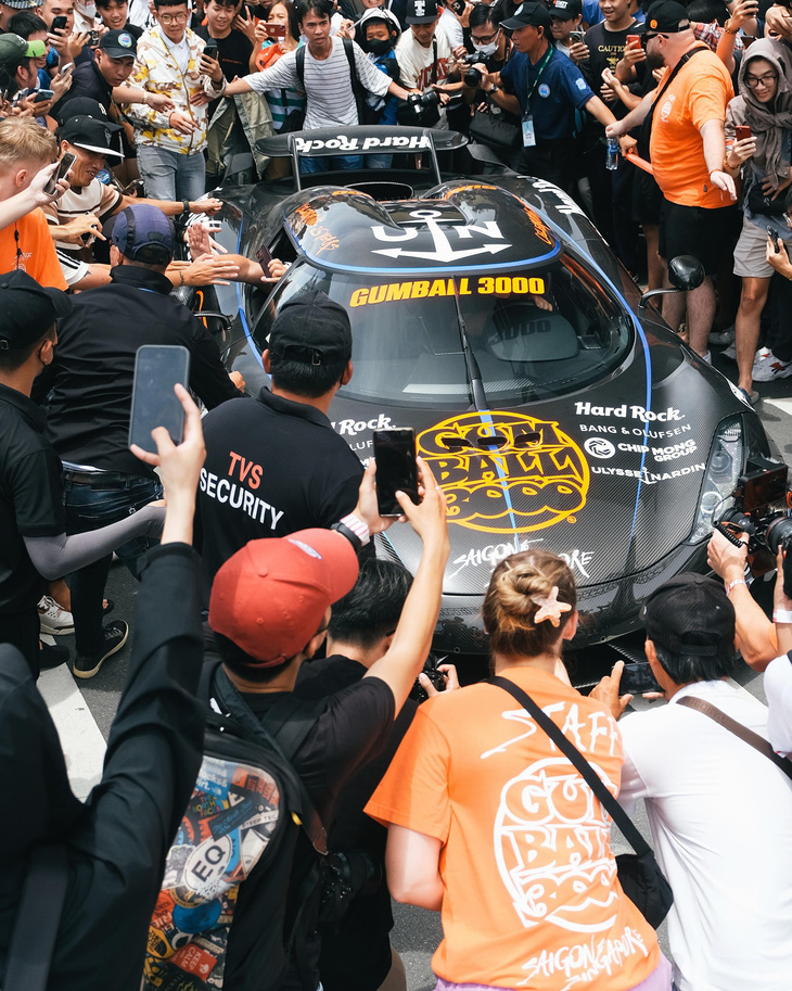 Những hình ảnh xấu trong Gumball 3000 ở Việt Nam: Trèo rào, chặn đầu, đập kính, xô xát - Ảnh 6.