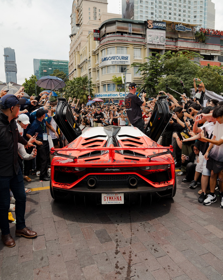 Những hình ảnh xấu trong Gumball 3000 ở Việt Nam: Trèo rào, chặn đầu, đập kính, xô xát - Ảnh 2.