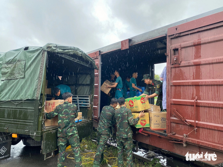 TP.HCM tăng cường cung ứng hàng hóa cho các tỉnh thành bị thiệt hại bão số 3 - Ảnh 1.