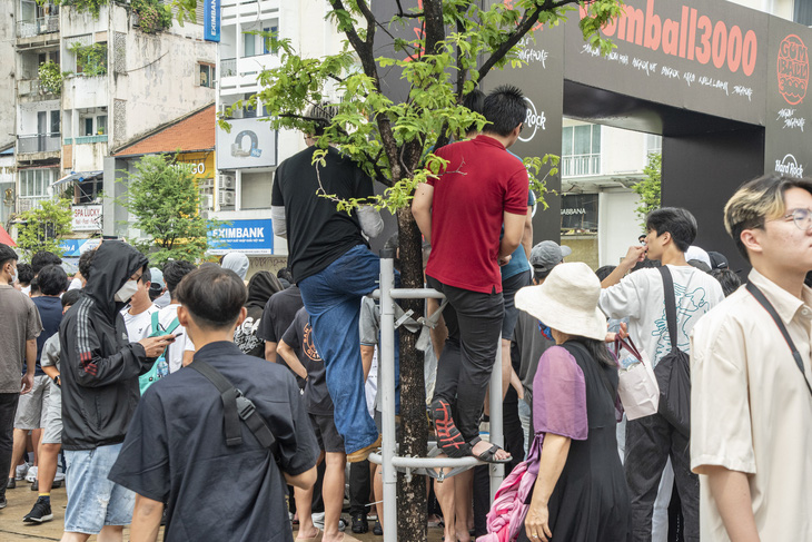 Những hình ảnh xấu trong Gumball 3000 ở Việt Nam: Trèo rào, chặn đầu, đập kính, xô xát - Ảnh 8.