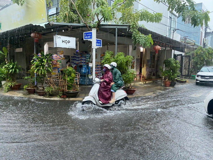 Mưa mở màn 'mùa lụt', dân Đà Nẵng thúc dục nhau cách ứng phó - Ảnh 1.