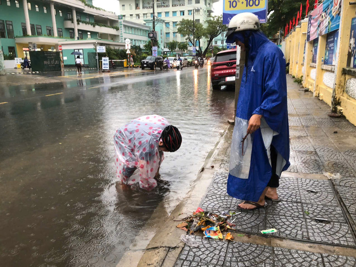 Dòng người đi trên những 'điểm nóng' ngập ở Đà Nẵng do mưa lớn - Ảnh 5.