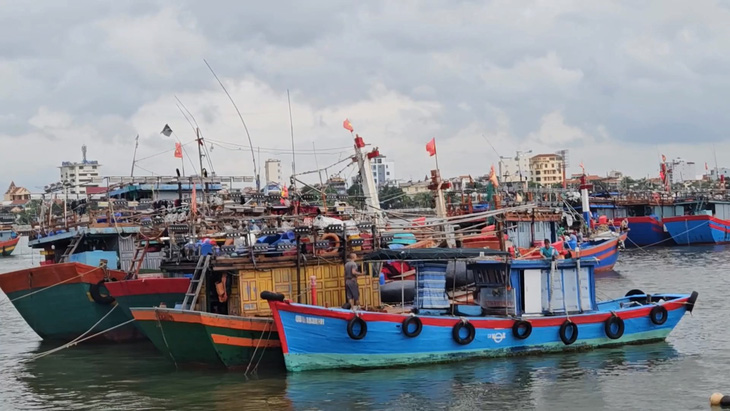 Cập nhật: Ngư dân lo cầu tạm chặn đường khi đưa tàu vào âu tránh áp thấp nhiệt đới - Ảnh 4.