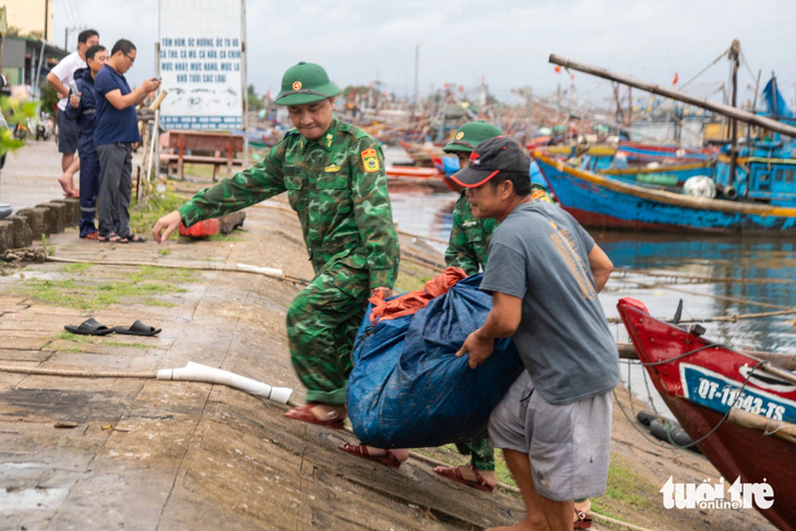 Cập nhật: Ngư dân lo cầu tạm chặn đường khi đưa tàu vào âu tránh áp thấp nhiệt đới - Ảnh 8.