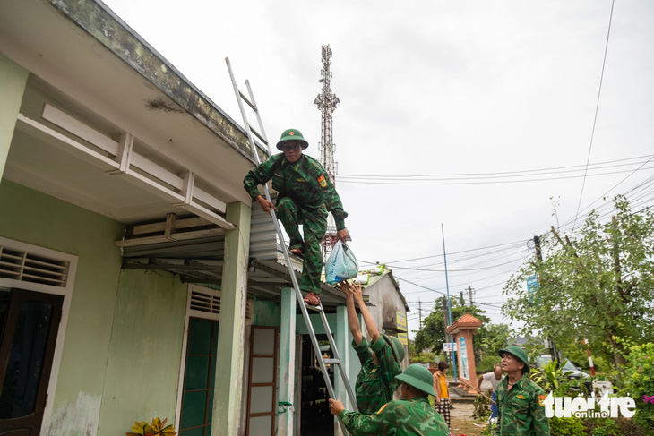 Cập nhật: Ngư dân lo cầu tạm chặn đường khi đưa tàu vào âu tránh áp thấp nhiệt đới - Ảnh 10.