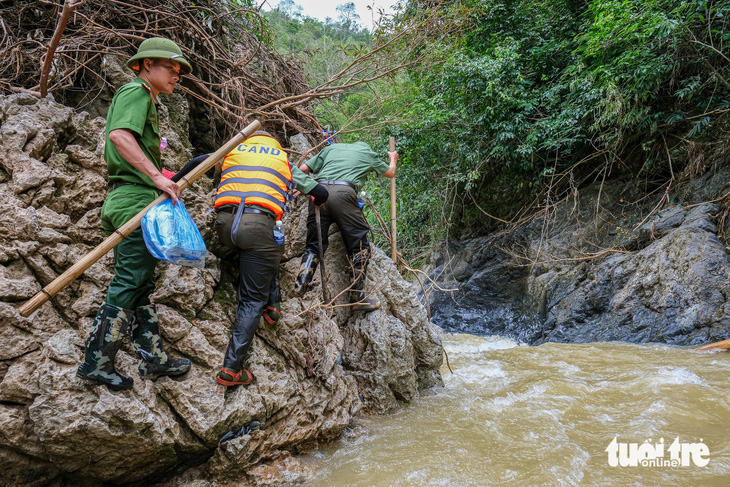 Công an, bộ đội bám đá, vượt suối tìm nạn nhân mất tích vụ sạt lở núi ở Cao Bằng - Ảnh 8.