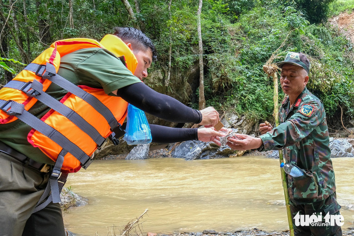 Công an, bộ đội bám đá, vượt suối tìm nạn nhân mất tích vụ sạt lở núi ở Cao Bằng - Ảnh 16.