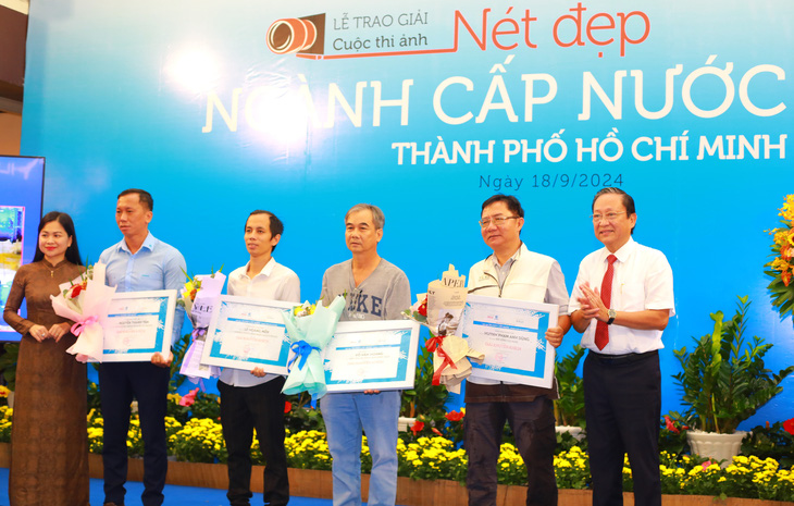 Nét đẹp ngành cấp nước: Ảnh người công nhân dò bể đoạt giải nhất - Ảnh 1.