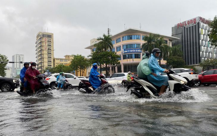 Huế mưa lớn, người dân đem ô tô đến công viên tránh ngập úng - Ảnh 3.