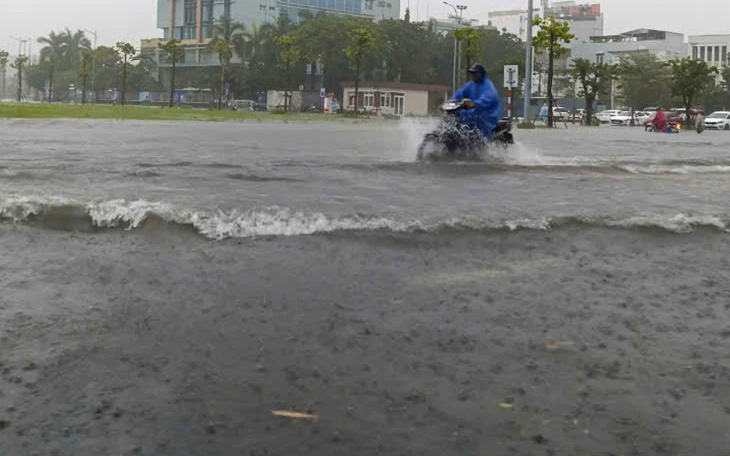 Mưa mở màn 'mùa lụt', dân Đà Nẵng thúc dục nhau cách ứng phó - Ảnh 3.