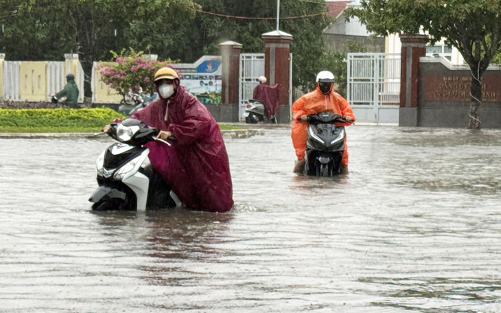 Đường phố Tam Kỳ ngập sau mưa lớn, ô tô chết máy giữa biển nước - Ảnh 2.