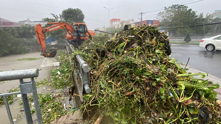 Cập nhật: Ngư dân lo cầu tạm chặn đường khi đưa tàu vào âu tránh áp thấp nhiệt đới - Ảnh 12.