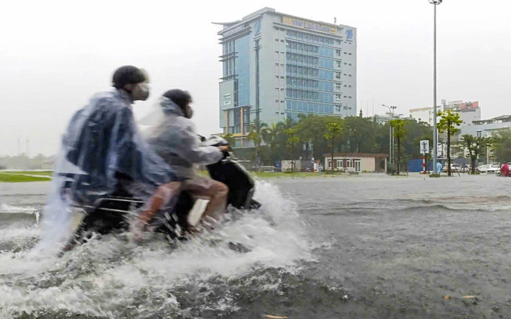 Mưa lớn, nhiều tuyến phố Tam Kỳ biến thành sông, xe cộ bì bõm trong nước - Ảnh 2.