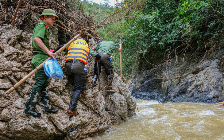 Hai chị em mồ côi sau trận lở núi ở bản Lũng Lỳ, Cao Bằng - Ảnh 9.