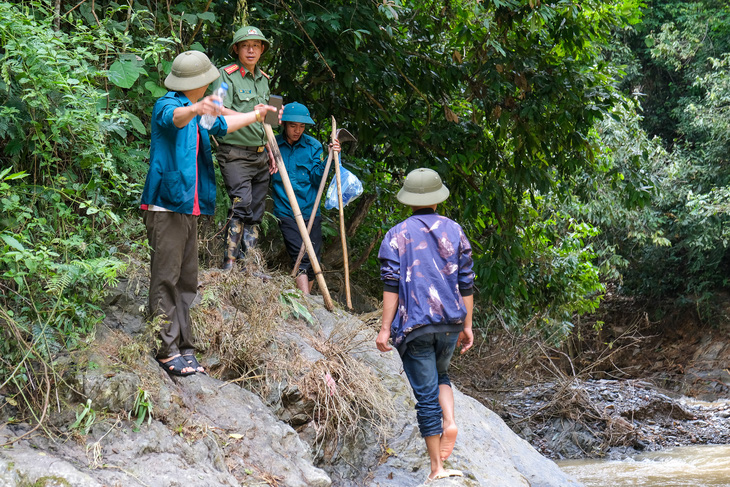 Công an, bộ đội bám đá, vượt suối tìm nạn nhân mất tích vụ sạt lở núi ở Cao Bằng - Ảnh 12.