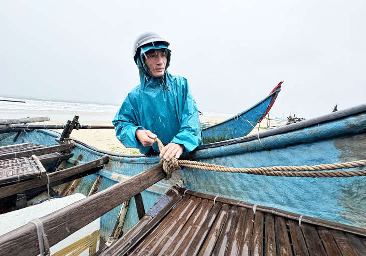 Vùng sạt lở Trà Leng: Đội xung kích sẵn sàng di dời dân những điểm nguy cơ - Ảnh 2.