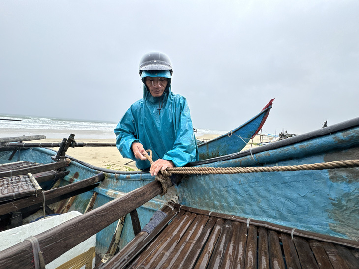 Tàu hàng bị sóng đánh chìm ở vùng biển Quảng Nam, 8 thuyền viên lên bè cứu sinh cầu cứu - Ảnh 1.