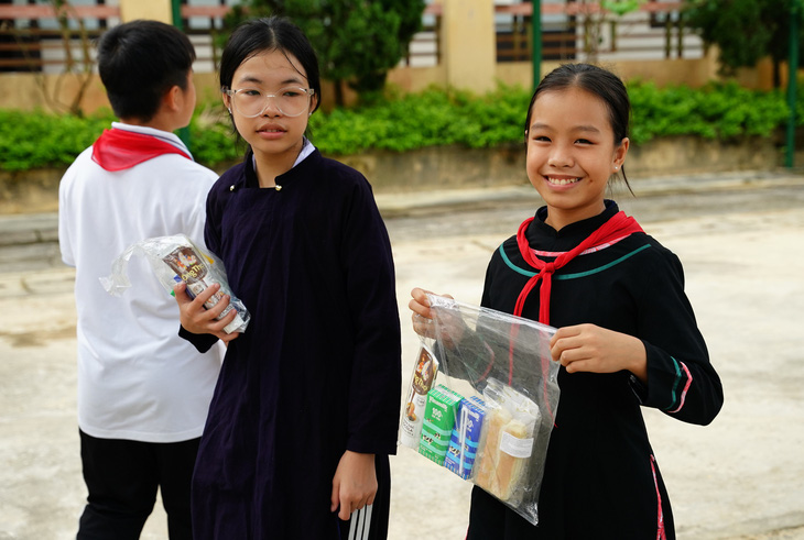 Vinamilk đón trung thu cùng trẻ em khó khăn, vùng bão lũ - Ảnh 2.