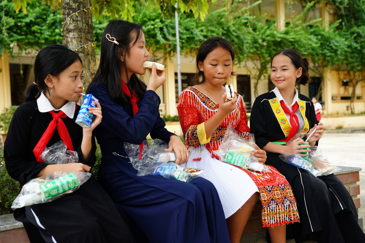 Vinamilk đón trung thu cùng trẻ em khó khăn, vùng bão lũ - Ảnh 3.