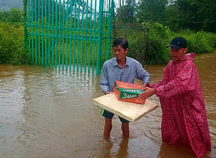 Phú Quốc ứng cứu người dân bị ngập do mưa - Ảnh 3.