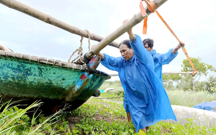 Gió giật liên hồi, biển động dữ dội, Quảng Bình phải tạm dừng nhiều hoạt động tránh bão - Ảnh 4.