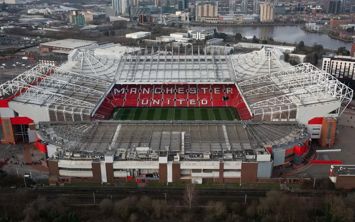 HLV Ten Hag của Man Utd gây sốt với kỹ năng chơi bóng điêu luyện - Ảnh 3.