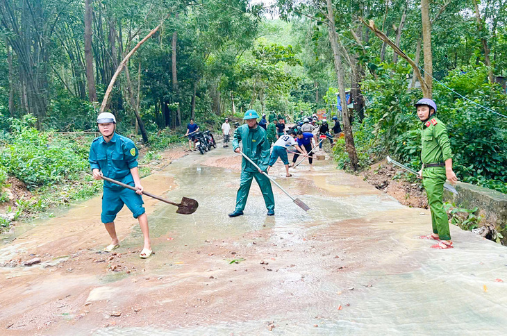 Mưa gây sạt lở, làm chìm tàu và có 430 hộ dân ở Phú Quốc bị ảnh hưởng ngập nước - Ảnh 1.