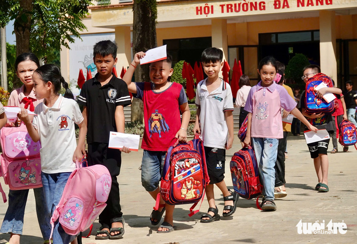 Tuổi Trẻ trao 600 phần quà cho học trò vùng lũ Lào Cai - Ảnh 4.