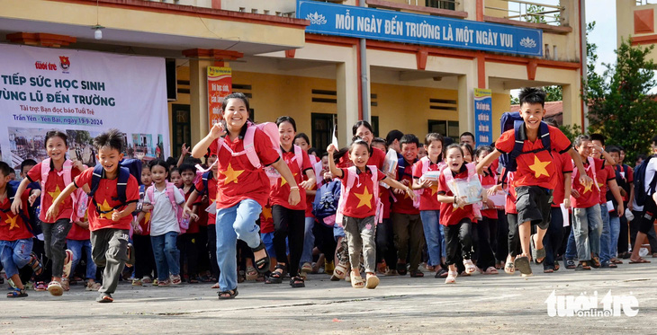 Ba lô mới, vở bút mới và nụ cười của học sinh vùng lũ Trấn Yên