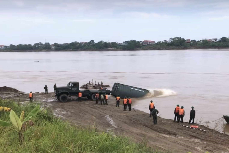 Vụ sập cầu Phong Châu: Hạ thủy một số phao để đánh giá trước khi lắp cầu phao - Ảnh 1.