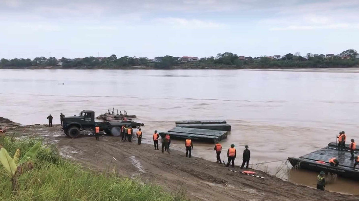 Vụ sập cầu Phong Châu: Hạ thủy một số phao để đánh giá trước khi lắp cầu phao - Ảnh 2.