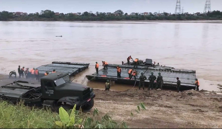 Vụ sập cầu Phong Châu: Hạ thủy một số phao để đánh giá trước khi lắp cầu phao - Ảnh 3.