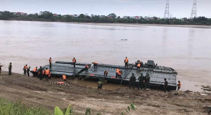 Vụ sập cầu Phong Châu: Hạ thủy một số phao để đánh giá trước khi lắp cầu phao - Ảnh 4.