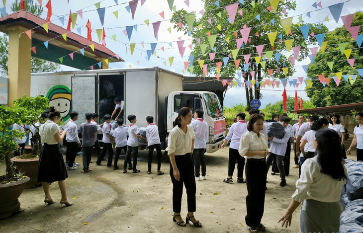 Ba lô mới, vở bút mới và nụ cười của học sinh vùng lũ Trấn Yên - Ảnh 5.