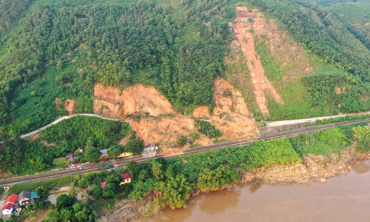 Nguy cơ sạt lở tràn xuống ga Lâm Giang, chưa chạy tàu khách Hà Nội - Lào Cai - Ảnh 6.