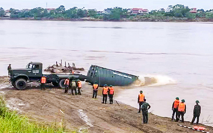 Hạ thủy đốt phao, sẵn sàng lắp cầu phao ở gần cầu Phong Châu - Ảnh 2.