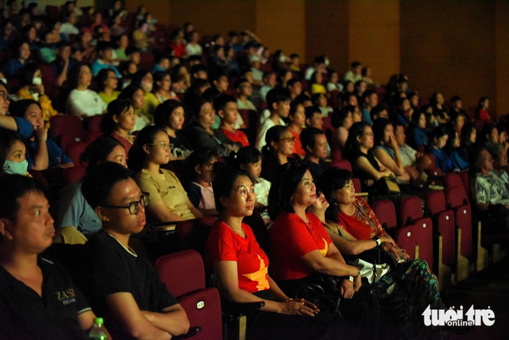 'Độc cô cầu bại' - Nguyễn Trần Duy Nhất giao lưu cùng khán giả Quy Nhơn tại buổi chiếu phim du lịch - Ảnh 4.