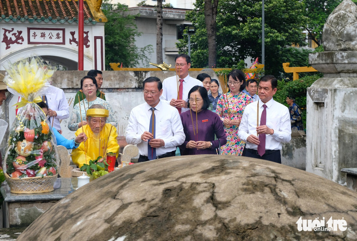 Chủ tịch UBND TP.HCM Phan Văn Mãi dự giỗ lần 192 Đức ông Lê Văn Duyệt - Ảnh 1.