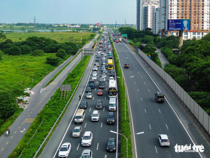 Người dân ùn ùn trở lại Hà Nội dù chưa hết nghỉ lễ, cảnh sát chặn xe đi vào làn khẩn cấp cao tốc - Ảnh 2.