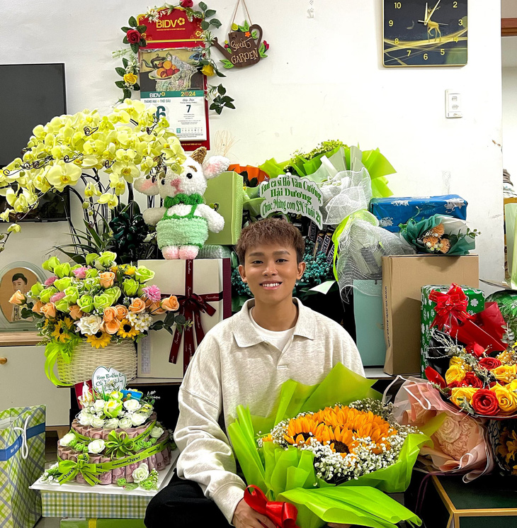 Hồ Văn Cường hát show nào là 'cháy vé', fan tặng hàng trăm triệu - Ảnh 6.