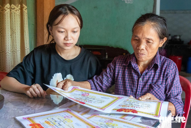 Bà nội nuôi heo quanh năm chăm đứa cháu bị bỏ rơi vào cao đẳng - Ảnh 1.